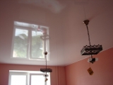 глянцевый потолки в спальне с 2 люстрами